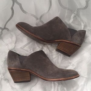 Vince Camuto Deadra ankle booties